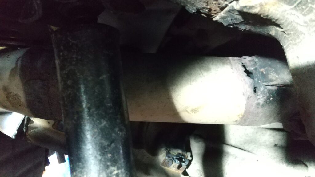 マフラー穴あき